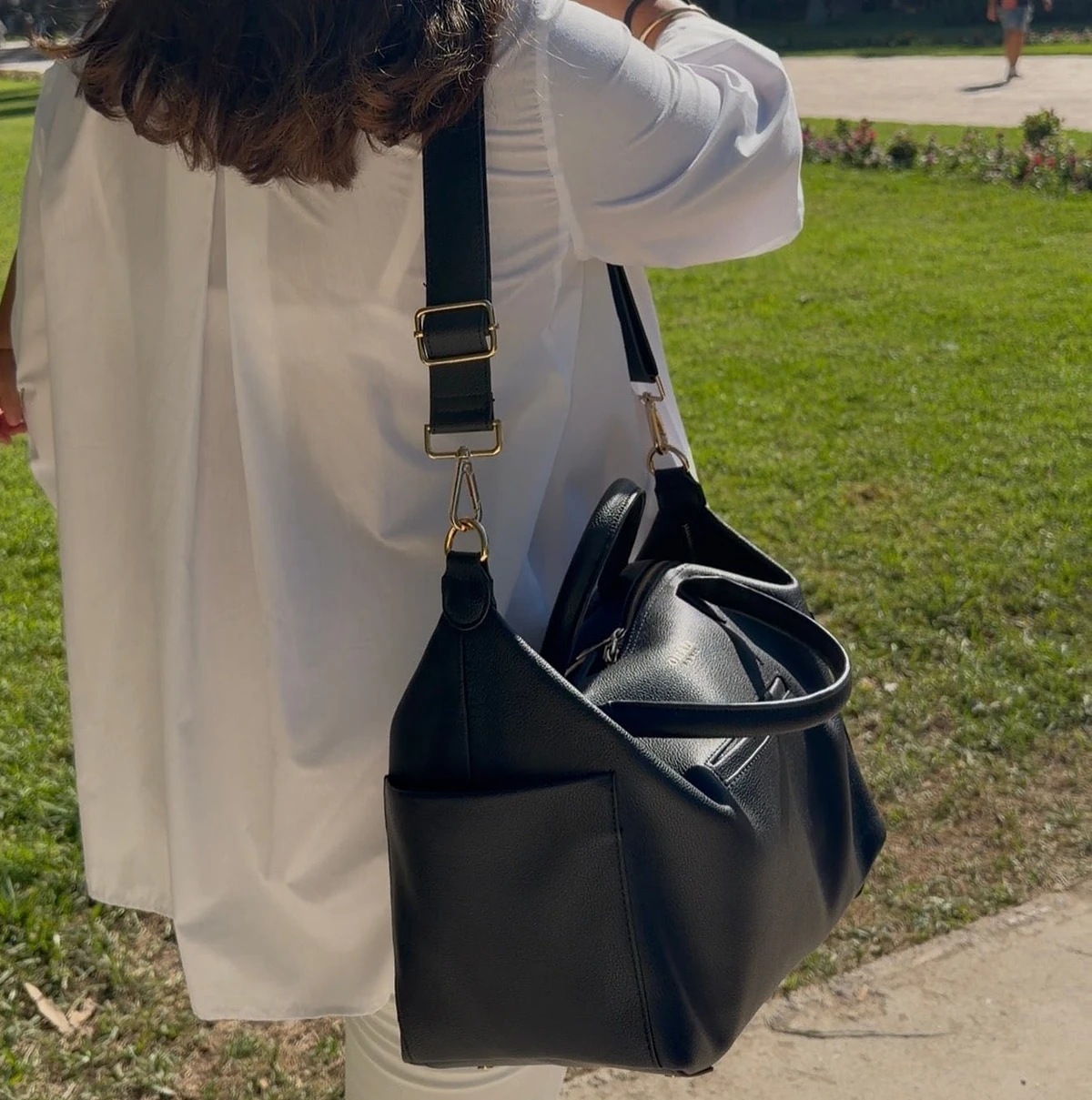 Sac ALBA noir porté à l’épaule dans un parc