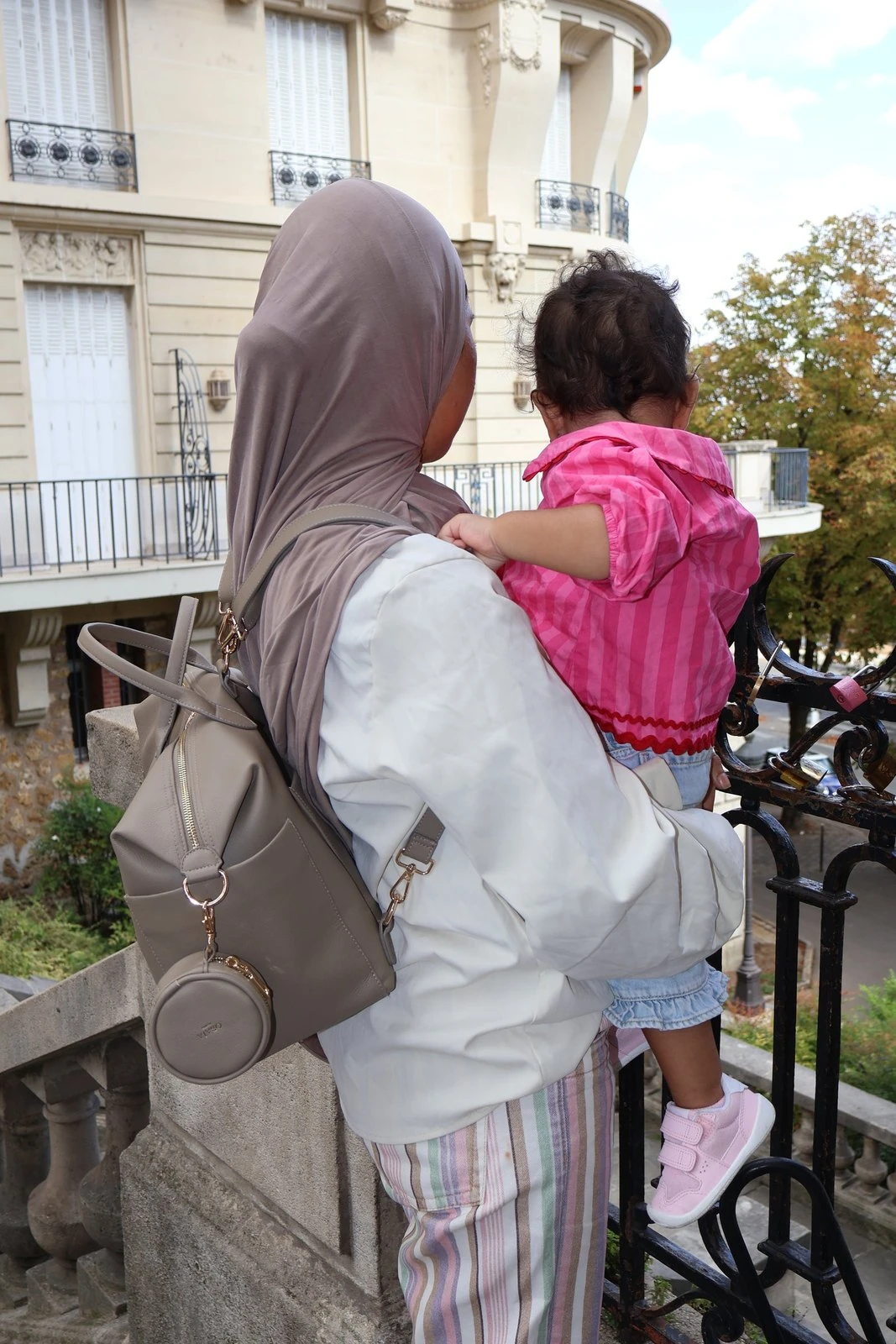 Maman et sa fille avec le sac ALBA taupe