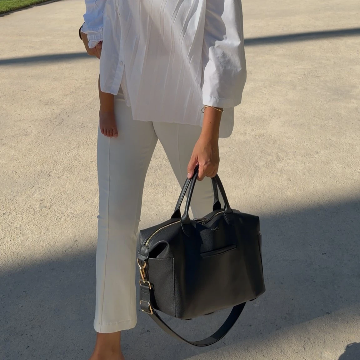 Sac ALBA noir porté à la main
