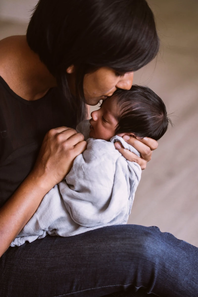 Maman qui embrasse son nouveau-né