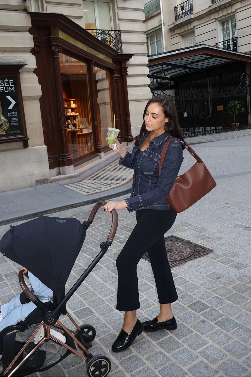 Maman qui pousse la poussette dans Paris, sac ALBA brun à l’épaule