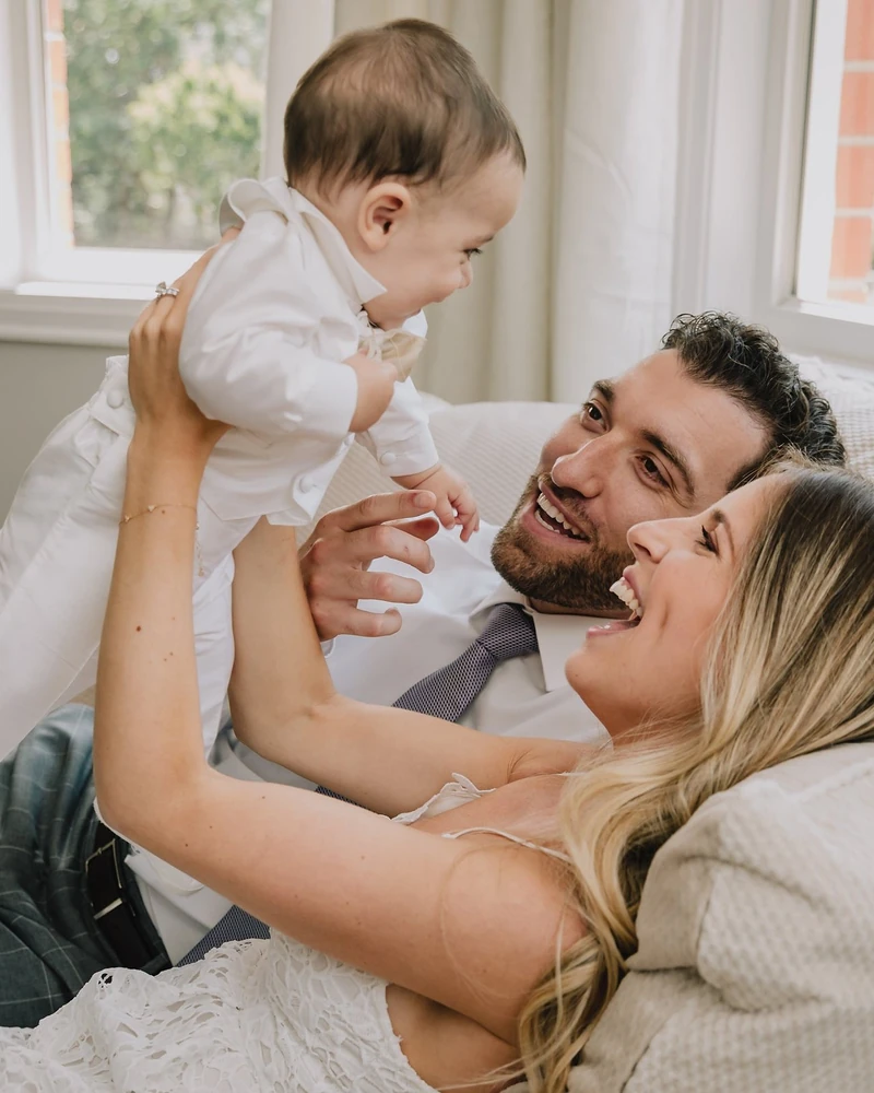 Parents qui jouent avec leur bébé sur le canapé