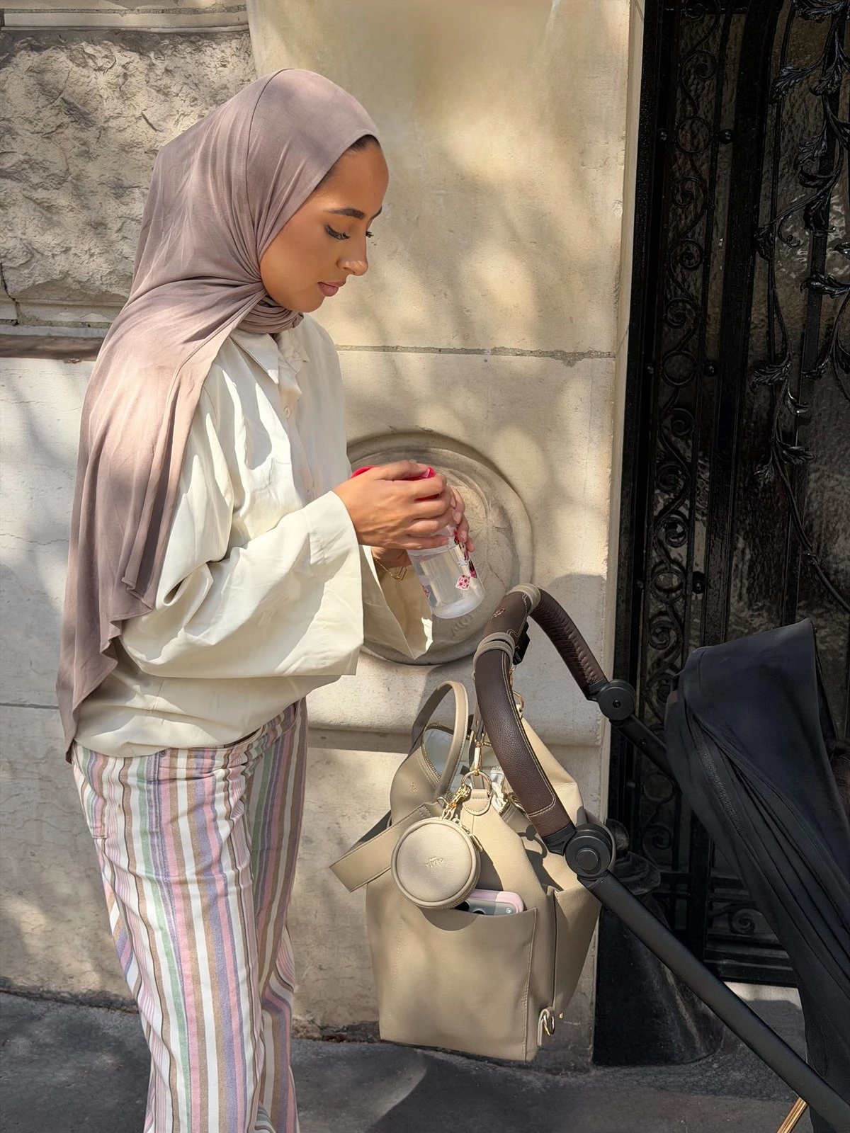 Sac ALBA accroché à une poussette