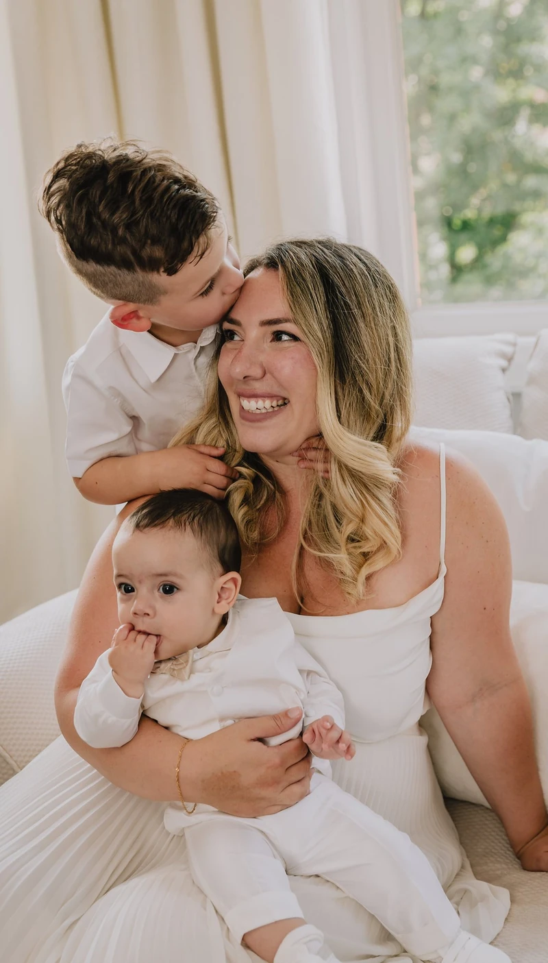 Maman avec son bébé et son grand garçon
